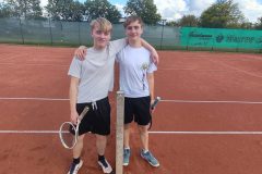 UTF-8   Links ist Mark. Platz 3 Felix rechts