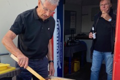 Peter am Grill, Gerhard prüft schon mal die Kaltgetränke-Temperatur