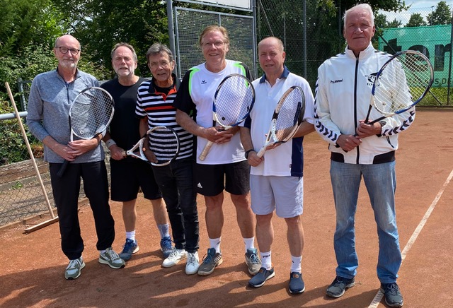 Unsere Herren 65 nach dem Sieg in Tengern, im Bild von rechts nach links: Mannschaftsführer Eckhard Schreiber, Detlef Bödeker, Gerhard Paul, Hartwig Villing, Jürgen Weking und Joachim Schmeißer.